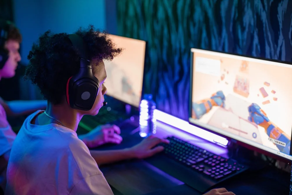 Comment protéger ses yeux des lumières bleues quand on est gamer ?